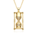 Gros plan d'un pendentif sablier doré serti de zircones blancs sur collier maille jante - Style Sablier (E059)