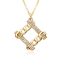 Gros plan d'un collier pendentif géométrique doré serti de zircons blancs sur fond blanc - Style Carré Géométrique (E061)