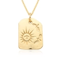 Gros plan d'un pendentif rectangulaire doré avec gravures de soleil et d'oiseau sur chaîne - Style Soleil Oiseau (E063)
