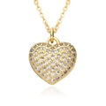 Elegante goldene Herz-Halskette mit Mikro-Zirkonia-Besatz auf weißem Hintergrund - Klassisches Pflasterherz (E129)