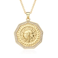 Gros plan du pendentif soleil doré avec relief de visage et bordure en zircon - Style Octogonal Relief Soleil (E407)
