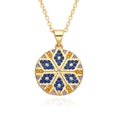 Détail macro du pendentif étoile géométrique doré avec pierres de zircon colorées - Style Rond Hexagramme Pierre Colorée (E410)