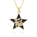 Détail d'un pendentif étoile dorée avec émail noir et lettres Fe serties de micro-zircons - Style Lettre Fe Émail Noir Pentagramme (E415)