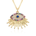 Macro d'un collier Oeil de protection doré avec pierres multicolores et centre bleu - Décor de Cils en Pierres Colorées (g187)