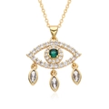 Détail du collier Mauvais Œil doré avec cristal vert et trois pendentifs marquise - Pupille Verte Trois Gouttes (g188)