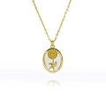 Vue macro du pendentif tournesol doré ovale avec incrustation en nacre blanche irisée - Motif Tournesol (G314)