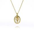 Vue détaillée du pendentif ovale doré en nacre avec un motif de rose élégant en relief - Fleur de Relief Classique (G316)