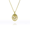 Détail macro du pendentif ovale doré avec incrustation en nacre blanche et relief fleuri - Style de Feuillage Tournesol (G318)