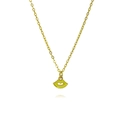 Detailopname van een gouden ketting met een levendige gele emaille lippen hanger erop - Fluorescerend Groen (A351)