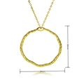 Gros plan détaillé montrant les dimensions 38mm par 39mm pour le pendentif cercle doré irrégulier - Bague Irrégulière (D697)