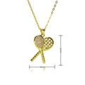 Détail macro du pendentif raquette de tennis doré avec oxydes de zirconium, 26mm x 18mm - Raquettes de Tennis Croisées (D700)