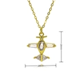 Détail d'un pendentif avion doré de 20mm orné de pierres en oxyde de zirconium brillants - Biplan Vintage en Strass (D706)