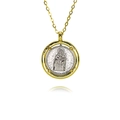 Primer plano del collar religioso bicolor de la Virgen María con cadena de oro - Virgen con el Niño (E472)