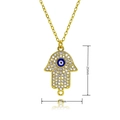 Détail du pendentif main de Fatma dorée avec œil bleu maléfique et pavage de cristaux clairs - Style Main de Fatma Mauvais Œil (E499)