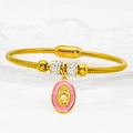 Dettaglio del bracciale a catena serpente oro con pendente Maria in smalto rosa e chiusura - Rosa (A046)