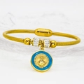 Nahaufnahme des goldenen religiösen Armbands mit blauem Emaille-Anhänger und Magnetverschluss - Blau (A037)