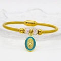 Dettaglio macro del bracciale dorato con ciondolo Vergine Maria blu e chiusura magnetica - Blu (A049)