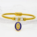 Dettaglio del ciondolo della Vergine Maria su bracciale dorato con smalto blu e strass - Blu Reale (A050)