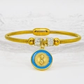 Dettaglio bracciale dorato con medaglia Vergine Maria, smalto blu e chiusura magnetica - Stile Smalto Blu Cielo (A021)