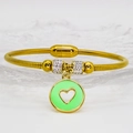 Detail of gold snake chain bracelet featuring green heart pendant and magnetic clasp - Light Green Heart (A126) / 16cm
