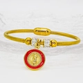 Dettaglio del bracciale religioso dorato con medaglia Maria in smalto rosso e chiusura magnetica - Stile Smalto Rosso Scuro (A027)