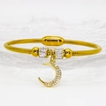 Eleganter Gold-Mond-Armreif mit Kristallen und Magnetverschluss auf Glastablett - Pflaster Zirkonia Mond (A203)
