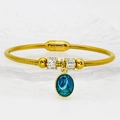 Vue détaillée du fermoir magnétique et du pendentif religieux bleu sur bracelet doré - Style Vierge Marie Bleu