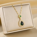 Collana di lusso in titanio dorato con ciondolo a goccia smeraldo e cristalli micro-pave - Oro Verde