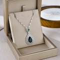 Collana di lusso con ciondolo a goccia di smeraldo e doppio alone di diamanti in scatola d'oro - Argento Verde