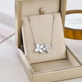 Elegante collar de trébol plateado con piedras en una caja de regalo dorada de lujo - Plateado (1068)