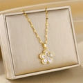 Collar de titanio chapado en oro de 18K con colgante de flor y circonitas transparentes - Oro Blanco