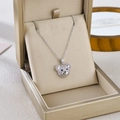 Collar de acero de titanio con colgante de oso y circonitas en caja de regalo - Oso de plata