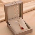 Collar de acero de titanio oro rosa con gema roja ovalada y colgante de Pi Xiu - Rosa oro