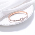 Elegante pulsera de oro rosa con circonitas rectangulares y detalle de hebilla en seda - Rosa oro