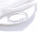 Brazalete plateado minimalista con piedras de circón rectangulares y hebilla cuadrada chic - Plateado