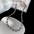 Geometrisches Knotenarmband aus Titanstahl mit poliertem Silber-Finish auf Seide - Stahlfarben