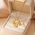 Élégant collier en acier inoxydable doré avec pendentif plume circulaire dans son écrin - Collier Branche Ronde (0825)
