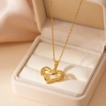 Élégant collier pendentif cœur doré avec texture de lave sur une chaîne fine - Collier Cœur Creux Martelée (0824)
