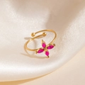 Bague ouverte dorée élégante avec un trèfle à quatre feuilles et zircons magenta - Style Fleur de Croix Rose