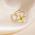 Bague ouverte dorée avec pétales de trèfle vert olive sur fond en soie lisse - Style Fleur de Croix Jaune