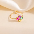 Bague trèfle dorée avec zircons en forme de cœur multicolores sur soie beige - Style Trèfle Zirconium Coloré