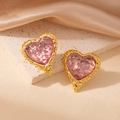 Primer plano de pendientes de corazón con resina rosa y textura de metal dorado martillado - Corazón Martillado Piedra Rosa Pendiente 1985