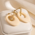Détails de boucles d'oreilles dorées géométriques avec pendentifs ovales en résine - Blanc