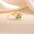 Bague réglable en acier doré sertie de trois zircons verts de forme triangulaire - Style Triangulaire Vert