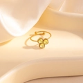 Bague torsadée dorée ajustable ornée de trois zircons verts en forme de cœurs - Style Fleur de Trèfle Jaune