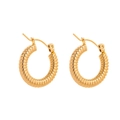 Détail macro de boucles d'oreilles créoles dorées avec une élégante texture côtelée en spirale - Motif Spirale Doré (CBGE0052JS)