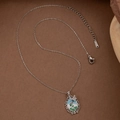 Collier en acier inoxydable argenté avec pendentif floral ovale et détail papillon - Argent
