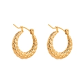 Détail de boucles d'oreilles créoles dorées avec motif tressé de style croissant - Motif Écailles Doré (CBGE0060JS)