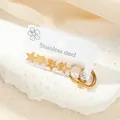 Trois paires de boucles d'oreilles étoiles en acier inoxydable doré sur carte blanche - Ensemble Étoile Pleine et Évidée (TYE0465)