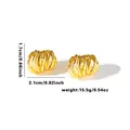 Dettaglio orecchini a cerchio intrecciati dorati con dimensioni 1,7 cm altezza e 2,1 cm larghezza - Stile Pesante Multianello Intrecciato (EXRGE0630)